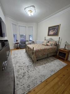 a bedroom with a bed and a rug at La Victorienne in Louiseville