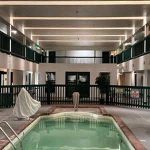Una gran habitación con una piscina verde en un edificio. en Budget Inn, en Wentzville