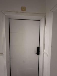 عزم للوحدات المخدومة في الهفوف: باب أبيض عليه مقبض الباب