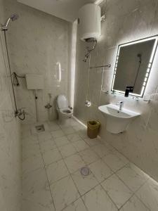 عزم للوحدات المخدومة في الهفوف: حمام أبيض مع حوض ومرحاض