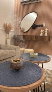 عزم للوحدات المخدومة في الهفوف: غرفة معيشة مع طاولة ومرآة