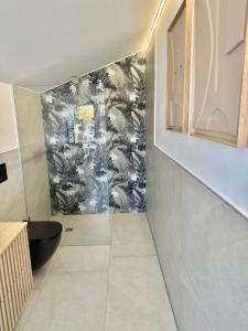 une salle de bain avec un mur noir et blanc dans l'établissement Haus Rautenweg, à Dornbirn 19 autres photos