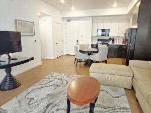 una sala de estar con un sofá y una mesa en Casa luna Spacious Homes steps to downtown LosAngeles, en Los Ángeles