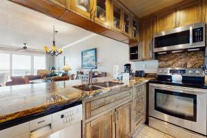kuchnia ze zlewem i blatem w obiekcie High Pointe W22 - Gulf Front Condo w mieście Rosemary Beach