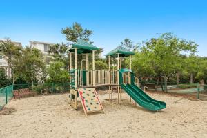 plac zabaw ze zjeżdżalnią w piasku w obiekcie High Pointe W22 - Gulf Front Condo w mieście Rosemary Beach