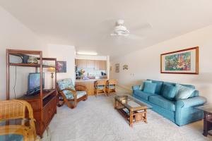WailuaにあるWailua Bay View 307の青いソファとテーブルのあるリビングルーム