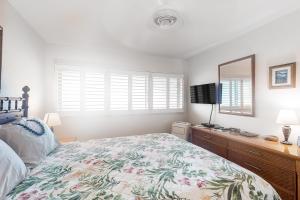 WailuaにあるWailua Bay View 307のベッドとドレッサーと鏡のある寝室 +18枚の写真