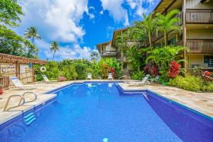 WailuaにあるWailua Bay View 307の建物の前のプール