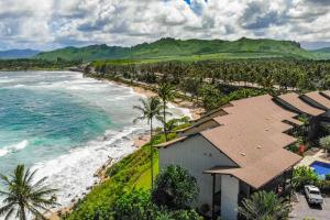 WailuaにあるWailua Bay View 307の海と建物のある海の空中の景色
