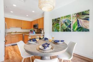 プリンスビルにあるKa Pu'uwai at Nihilani 29Bのキッチン(テーブル、椅子、絵画付)