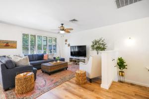 プリンスビルにあるKa Pu'uwai at Nihilani 29Bのソファとテレビのあるリビングルーム