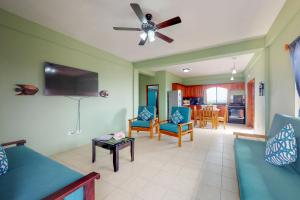 サン・ペドロにあるHanna Suite #9 at Laguna Suite -Gold Standard Certifiedのリビングルーム(青い椅子、薄型テレビ付)