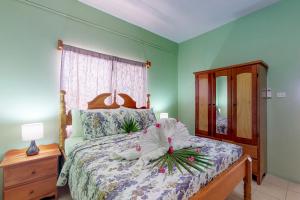 サン・ペドロにあるHanna Suite #9 at Laguna Suite -Gold Standard Certifiedのぬいぐるみが置かれたベッドのある寝室 +16枚の写真