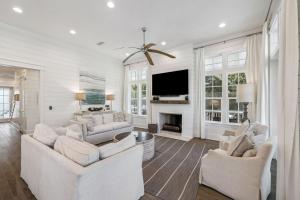 Μια τηλεόραση ή/και κέντρο ψυχαγωγίας στο Tidey Whitey by 30A Escapes