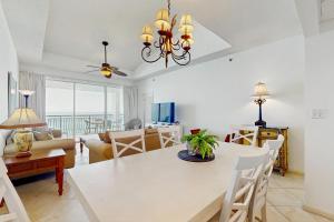 une salle à manger et un salon avec une table et des chaises dans l'établissement High Pointe W43 - Gulf Front Condo, à Rosemary Beach