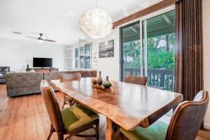 プリンスビルにあるNihilani 25Bの大きな木製のテーブルと椅子のあるダイニングルーム