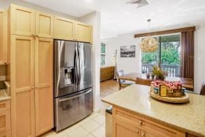 プリンスビルにあるNihilani 25Bのキッチン(ステンレス製の冷蔵庫付)