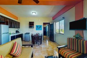 サン・ペドロにあるEastern #8 at Laguna Suite -Gold Standard Certifiedのソファとテーブルのあるキッチンとリビングルーム