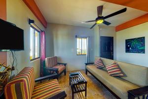 サン・ペドロにあるEastern #8 at Laguna Suite -Gold Standard Certifiedのソファと天井ファンのあるリビングルーム