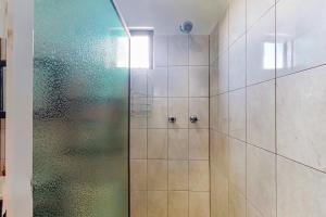 サン・ペドロにあるEastern #8 at Laguna Suite -Gold Standard Certifiedの浴室のガラス扉付きシャワー +14枚の写真