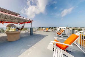 サン・ペドロにあるEastern #8 at Laguna Suite -Gold Standard Certifiedのオレンジ色の椅子とブランコのあるデッキ