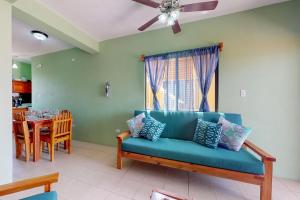 サン・ペドロにあるSara Suite #10 at Laguna Suite -Gold Standard Certifiedの青いソファとテーブルのあるリビングルーム