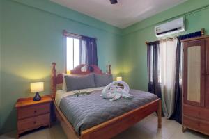 サン・ペドロにあるSara Suite #10 at Laguna Suite -Gold Standard Certifiedのベッドルーム1室(象のおもちゃが置かれたベッド1台付) +13枚の写真