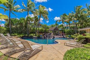 プリンスビルにあるNihilani 25Bのリゾートプール(ラウンジチェア、ガゼボ付)