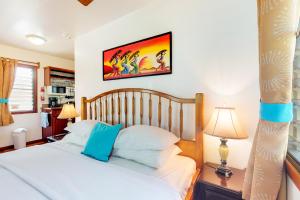 Un dormitorio con una cama blanca con almohadas azules. en Blue Marlin at Latitude Adjustment -Gold Standard Certified, en Hopkins 12 fotos más
