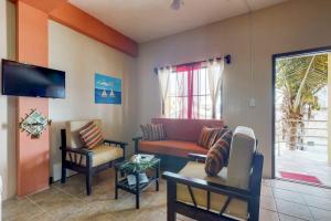 サン・ペドロにあるNorthern #2 at Laguna Suite -Gold Standard Certifiedのソファとテレビのあるリビングルーム