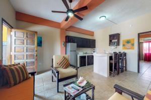サン・ペドロにあるNorthern #2 at Laguna Suite -Gold Standard Certifiedのリビングルーム(天井ファン付)、キッチンが備わります。