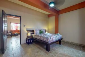 サン・ペドロにあるNorthern #2 at Laguna Suite -Gold Standard Certifiedの部屋にベッドがある寝室 +14枚の写真