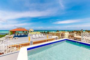 サン・ペドロにあるNorthern #2 at Laguna Suite -Gold Standard Certifiedの海が見えるプール