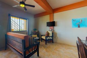 サン・ペドロにあるNew River #7 at Laguna Suite -Gold Standard Certifiedのリビングルーム(天井ファン、ソファ付)