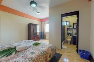 サン・ペドロにあるNew River #7 at Laguna Suite -Gold Standard Certifiedのベッドとバスルームのある寝室 +9枚の写真