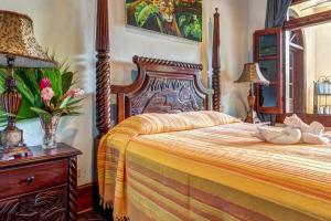 Postel nebo postele na pokoji v ubytování Jaguar Room at Mahogany Hall -Gold Standard Certified