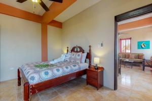 サン・ペドロにあるSouthern #5 at Laguna Suite -Gold Standard Certifiedのベッドとリビングルームのある寝室 +12枚の写真