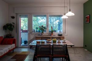 a living room with a table and two chairs at 威尼斯民宿Venezia Stay 东北阿姨的小屋 in Venice