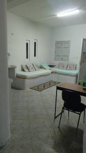 une chambre avec deux lits et une table dans l'établissement Casa China & Silva, Otima Casa para praia ou descanso, proximo as Dunas da Sabiaguaba e shoppings em Eusebio e Fortaleza Ce, à Eusébio 50 autres photos