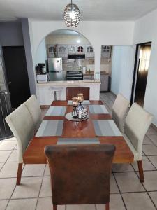 een keuken en eetkamer met een houten tafel en stoelen bij Casa Ragma in Parras de la Fuente