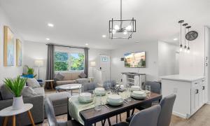 een keuken en woonkamer met een tafel en stoelen bij Upscale Old Town Views 3BD Lux in Alexandria