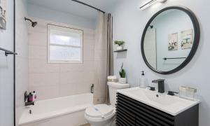 een badkamer met een wastafel, een toilet en een spiegel bij Upscale Old Town Views 3BD Lux in Alexandria +12 foto's