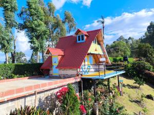 a house with a red roof at Cabaña El Jericoano in Jericó