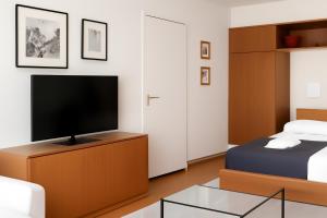 TV a/nebo společenská místnost v ubytování ML Apartman