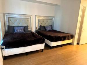 Ένα ή περισσότερα κρεβάτια σε δωμάτιο στο Casa Grande extremely Spacious Apartments steps to Crypto Arena