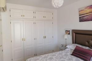 Ένα ή περισσότερα κρεβάτια σε δωμάτιο στο 2 Bed House Sleeps 4 - Pool Sea Views Parking +17 φωτογραφίες
