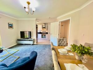 uma sala de estar com um sofá e uma mesa em Stylish City Apartment with Free Parking near Town em Glasgow