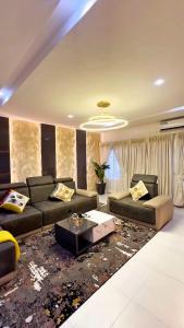 Χώρος καθιστικού στο CROWN HOMEs Apartment