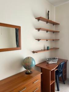 Habitación con escritorio y espejo. en Venus205, en Pafos