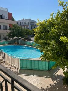 una gran piscina frente a un edificio en Venus205, en Pafos